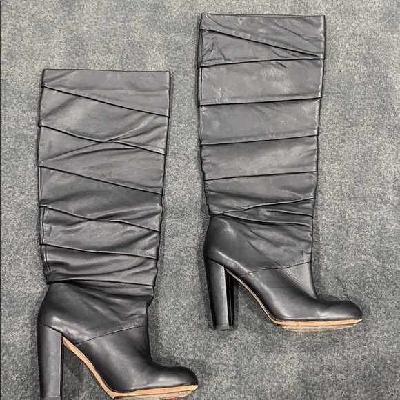 Beautiful black knee high boots. - Picture 1 of 6